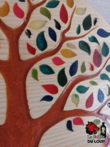 Arbre de vie en pin avec insertion de résine époxy colorée.