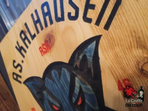 motif fraisé en v-carving et peint, finition huile de lin