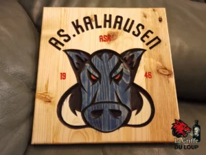 Logo AS Kalhausen en pin motif fraisé en v-carving et peint, finition huile de lin