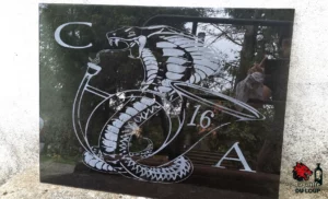 Plexiglas noir fumé gravé par micro-sablage motif militaire